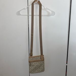 Michael Kors Jet Set Vanilla Crossbody Bag 🛑Has slight stain on front🛑